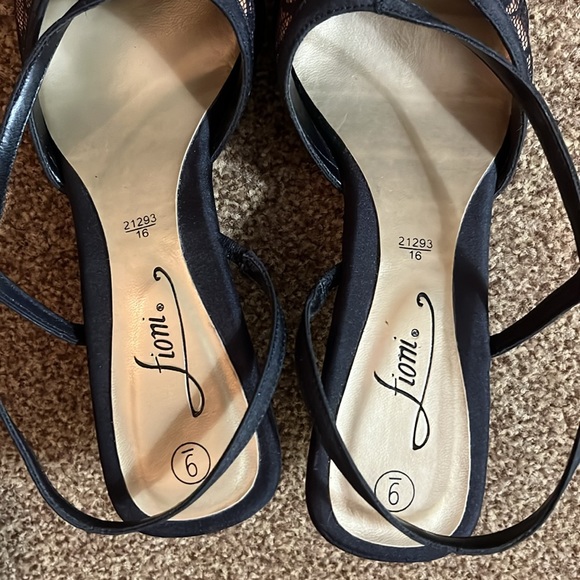 Fiona Gorgeous Gold shoes covered in black lace. Size 9 - Picture 7 of 8